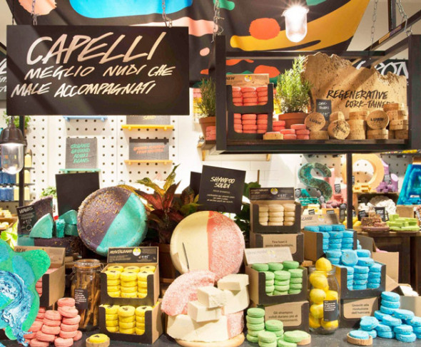 Pra descobrir os ingredientes é só usar o Lush Lens, aplicativo que escaneia o produto e te passa todas as infos! O que você achou desse novo conceito? Conta pra gente nos comentários! 080818-lush-sem-embalagem03