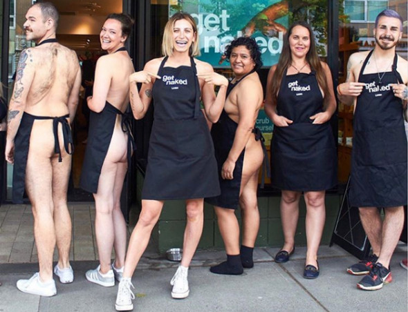 35% dos produtos da Lush não possuem embalagem! Pra divulgar e conscientizar os consumidores, eles fizeram uma campanha no ano passado onde os funcionários foram trabalhar apenas de avental! Imagina?! 080818-lsuh-sem-embalagem05