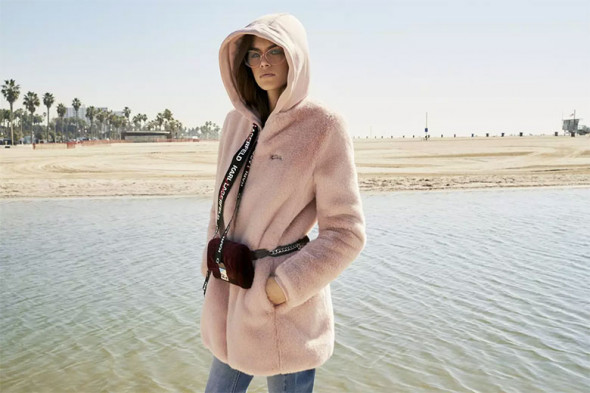 O rosa millennial segue como cor-fetiche 200818-karl-lagerfeld-kaia-gerber-04