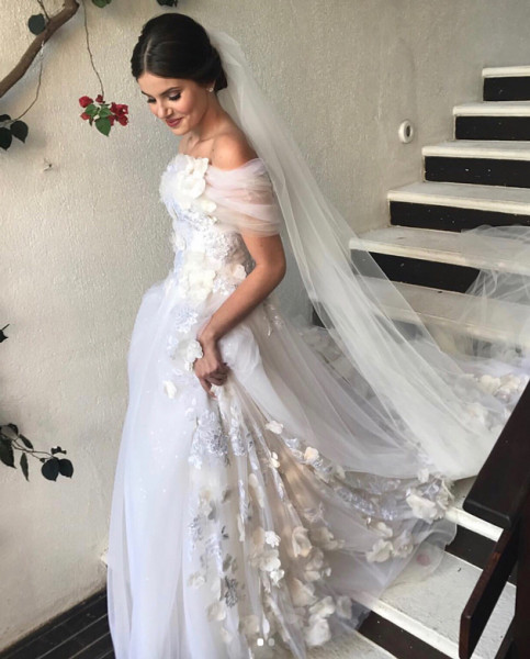 Camila estava linda, né? O look é bem delicado, com aplicações de flores de tecido feitas artesanalmente - que tal? 250818-camila-queiroz-06