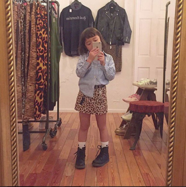 Os pais da Coco têm um brechó em Tóquio - ela escolhia modelos para vestir e os pais fotografavam pra postar nas redes. Será que eles imaginavam que faria tanto sucesso? 270918-mini-influencers-as-criancas-que-bombam-na-internet-03