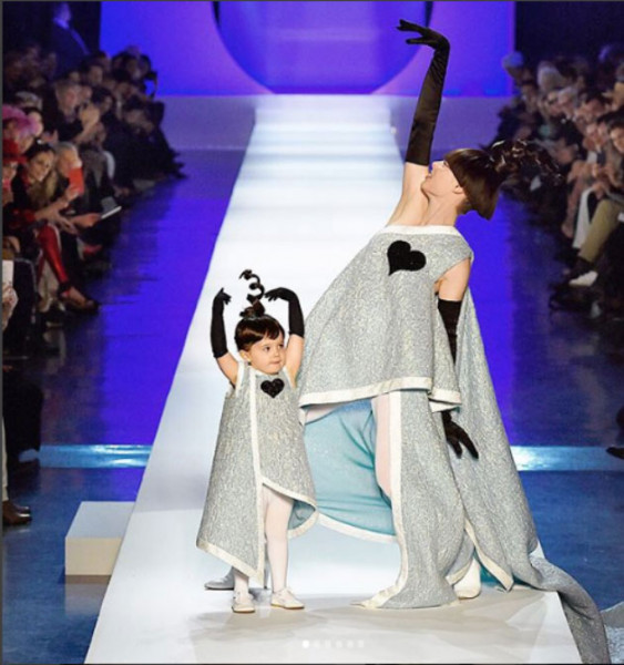 Seu perfil no Instagram @ioniconran tem quase 73 mil seguidores - e a mãe @cocorocha tem 1,2 milhão! 270918-mini-influencers-as-criancas-que-bombam-na-internet-10