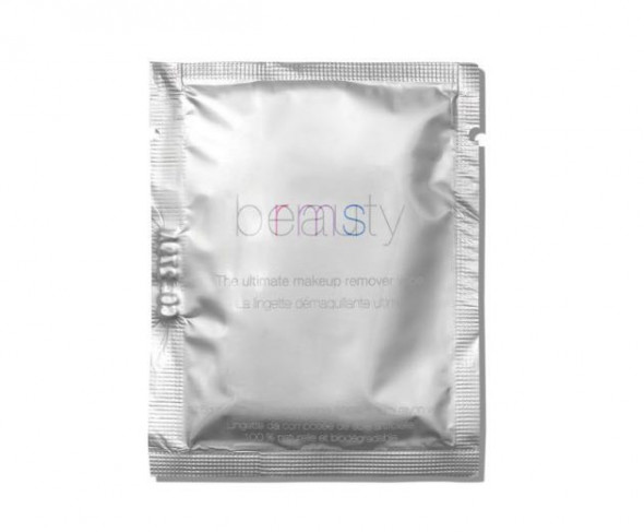 Passo 1: comece a limpeza da pele com lencinhos umedecidos. Esse é o Ultimate Make-up Remover Wipes da RMS (US$ 16, compre aqui no link) 2-coluna-renatakalil-coreia1