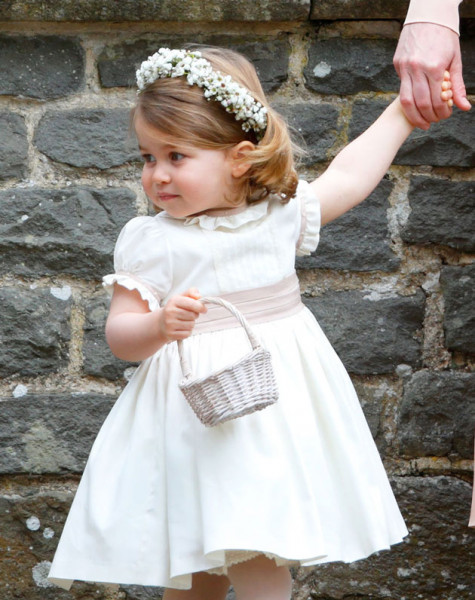 De daminha, com vestido da marca espanhola Pepa & Co, pro casamento de Pippa Middleton 011018-princesa-charlotte07