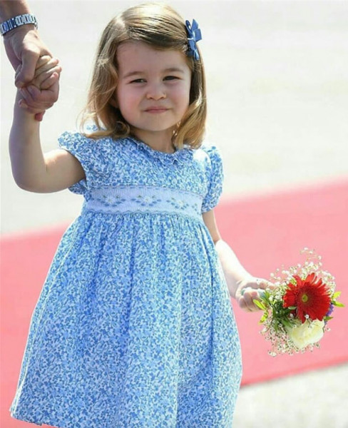 Além de vestidos, Charlotte está sempre com lacinhos no cabelo! 011018-princesa-charlotte09
