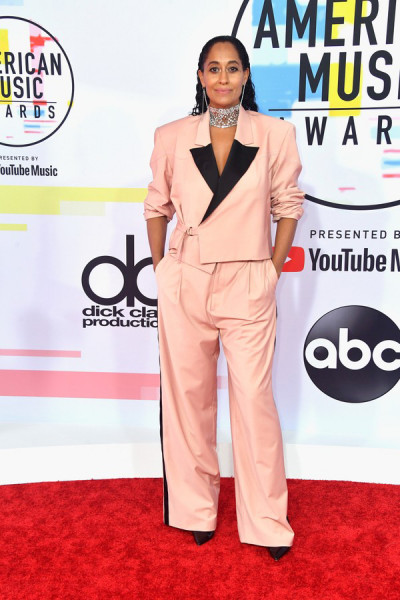 Tracee Ellis Ross, a apresentadora da noite, com um terninho Pyer Moss! 101018-Tracee-Ellis-Ross-pyer-moss-01