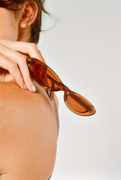 E ele pode ser encontrado nas lojas Zerezes no Rio e online, e na Chapéu Beachwear, em SP, cada um por R$ 498! Corre pra garantir o seu! 311018-oculos-colab-chapeu-06