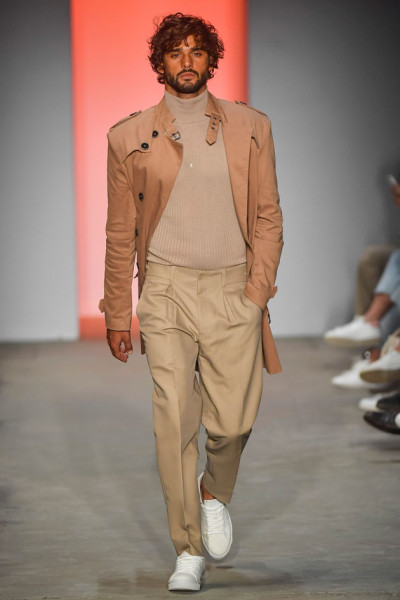Marlon Teixeira foi quem abriu o desfile da marca 221018-deborah-secco-03