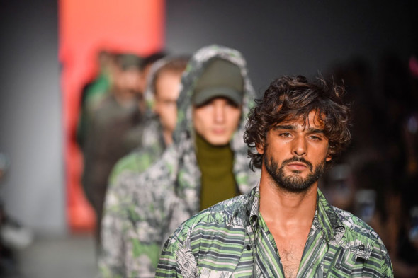 Marlon abriu e encerrou o desfile 221018-deborah-secco-09