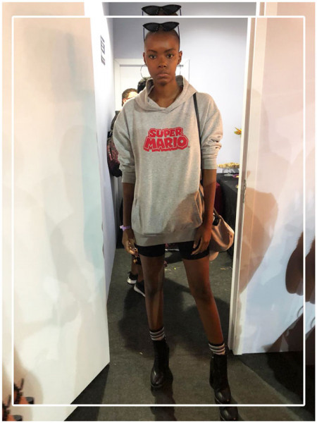 Natasha Soares, @natashasoares__, 21 anos e carioca, modela há um ano e contou pra gente um pouco do seu estilo, que ela define como casual chic. De acordo, né? 291018-diversidade-no-spfw-16