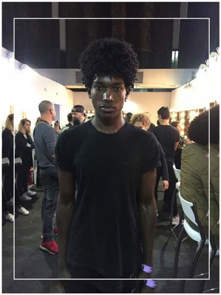 Gabriel Pitta é baiano de Salvador, tem 17 anos e em 2016 venceu o concurso de beleza black teen. Antes Gabriel vendia salgadinhos com a sua mãe e esse ano estreou nas passarelas do SPFW 291018-diversidade-no-spfw-02