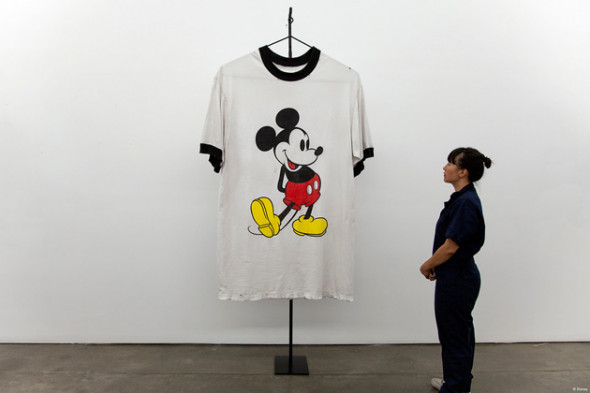 A artista Amanda Ross-Ho com sua obra, uma enorme camiseta clássica do Mickey. Que tal? 101018-mostra-de-arte-em-comemoracao-dos-90-anos-de-mickey-mouse-05
