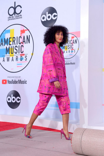No dia anterior da premiação, Tracee desenrolou o tapete vermelho em um terno rosa-choque de Selam Ghirmay Fessahaye trace-10
