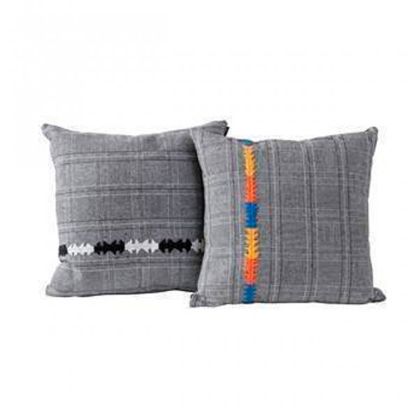 Junto com a Saissu Design, a coleção apresenta formas geométricas e minimalistas que resultam em elegância e brasilidade! As almofadas da foto chamam Príncipe e custam R$ 235 cada 011118-jaeger-02