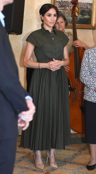 Pra recepção da noite em Sydney, na Austrália, Meghan escolheu um vestido Brandon Maxwell 011118-meghan-markle32