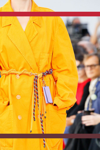 Um material muito usado como cinto nessa temporada foi a corda - aqui no desfile de Dries Van Noten 191118-cinto-driesvannoten
