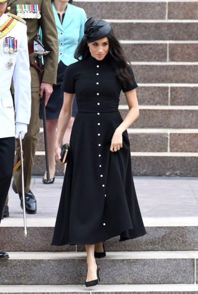 Pra abrir o memorial Anzac no Hyde Park em Sydney, Austrália, Meghan decidiu ir de vestido preto de Emilia Wicksted e chapéu Philip Treacy 301018-meghan-markle27