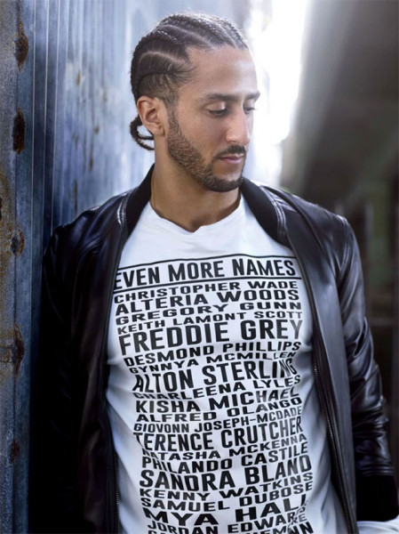 Aqui, Colin Kaepernick, o jogador de futebol americano que protestou contra o racismo ajoelhando durante o hino americano, posa pra 61118-pyer-moss-05