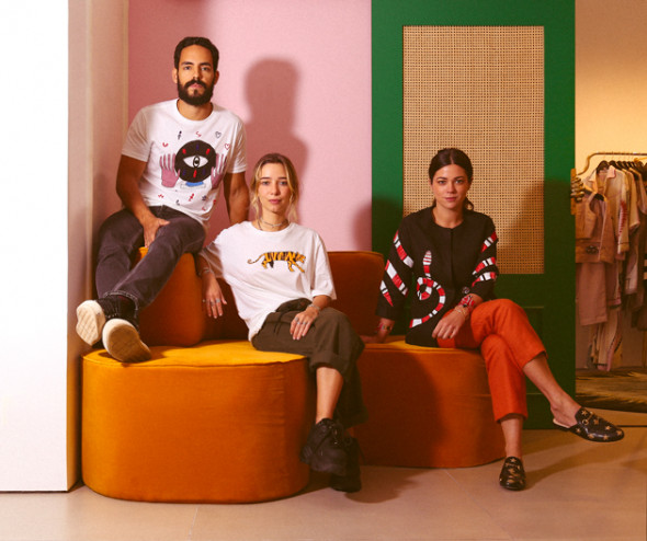 Vem dar uma olhada na colab da Betina de Luca, Wai Wai e Chica Capeto, com pinturas feitas direto nas peças! 221018-colab-da-betina-de-luca-wai-wai-e-chica-capeto-1
