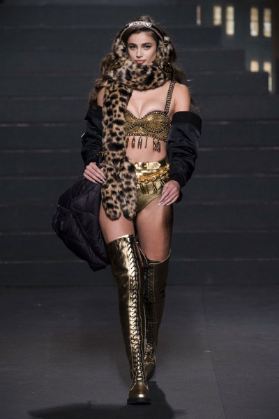 A top Taylor Hill - dourado definitivamente é uma aposta de Jeremy Scott 011118-colab-moschino-hem-02