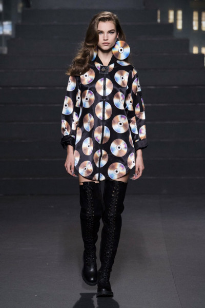 A era dos CDs com acessórios na pegada máxi: nada é pequenininho! 011118-colab-moschino-hem-10