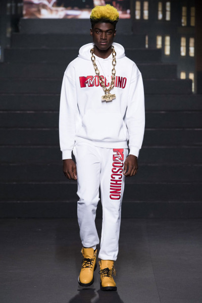 Esse conjunto com o slogan da MTV traz clima de nostalgia 011118-colab-moschino-hem-09