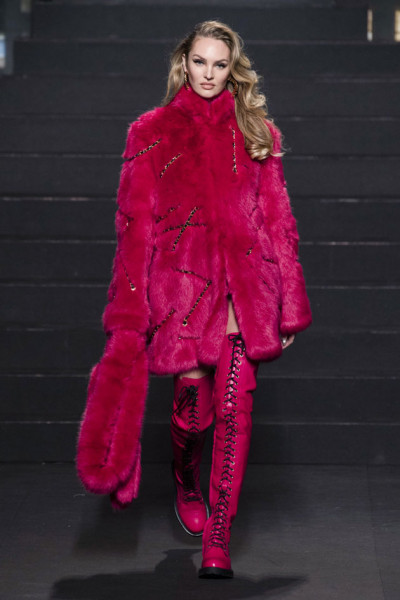 Candice Swanepoel - esse casaco de pelo rosa é babado, hein? 011118-colab-moschino-hem-07