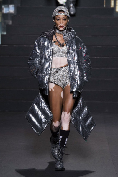 Winnie Harlow fez parte do casting 011118-colab-moschino-hem-05