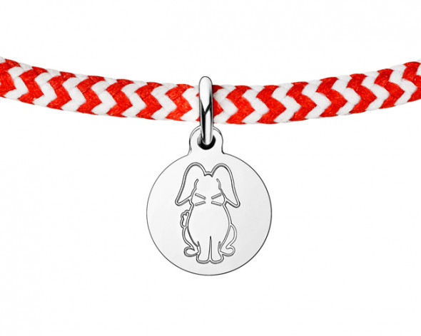 Sophie diz que escolheu a cor vermelha pra pulseira pois vermelho na China significa sorte, e o branco combina com o pingente da pulseira, o coelho - que também é visto como um símbolo de sorte em várias partes do mundo 261118-louis-vuitton-e-sophie-turner-em-prol-unicef-04