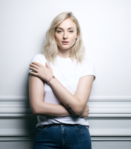 Louis Vuitton e Sophie Turner lançam a pulseira Silver Lockit em parceria com a Unicef em prol das crianças - vem saber mais! 261118-louis-vuitton-e-sophie-turner-em-prol-unicef-01