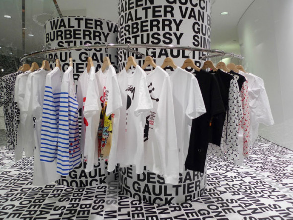 A Comme des Garçons pediu pra 9 estilistas enviarem fragmentos icônicos de suas marcas pra fazer uma releitura pra coleção especial de fim de ano - clica na foto pra saber mais! 031219-comme-des-garcons-colab3