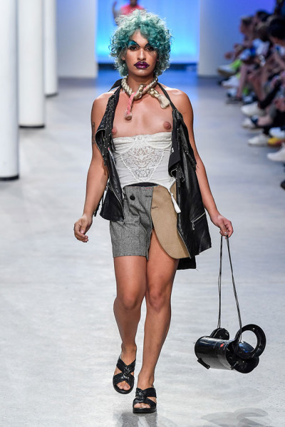 Olha a construção desse look: a alfaiataria, que a gente liga ao imaginário masculino, reconstruída e quase anulada pela lingerie de renda 11218-vper_i19_0070