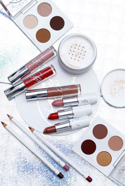 Eram doze produtos no total: três batons, duas paletas de sombras, três glosses, um pó translúcido e três lápis labiais 131218-patrick-starrr-mac07