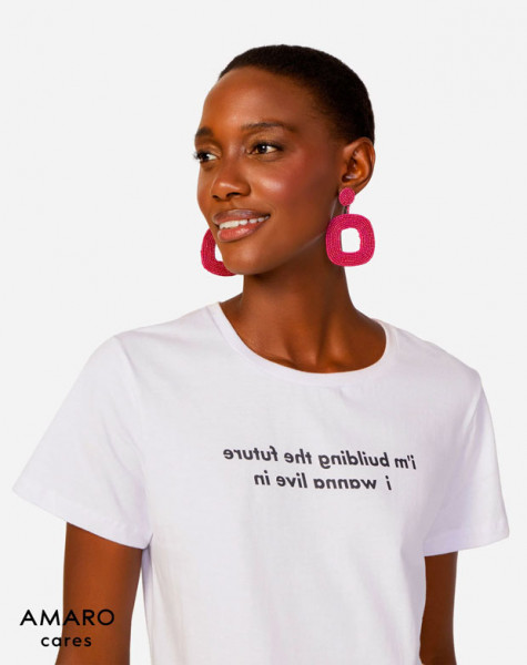 O projeto Pano Social, que confeccionou as camisetas, trabalha com a ressocialização de ex-detentos, garantindo empregos na produção de roupas e acessórios 201218-AMARO-CARES-03