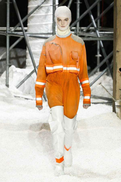 Em uma continuação do que Raf chamou de: A história americana, teve a famosa passarela com o chão coberto de pipocas e a modelos usando balaclava 221218-raf-simons-deixa-a-calvin-klein-pipoca-01