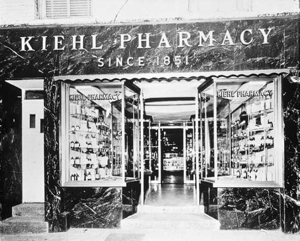 A rede começou como uma pequena farmácia em Manhattan na Third Avenue e East 13th Street, em 1851 291218-KIEHLS-ENCERRA-VENDAS-04