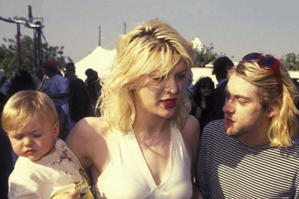 Quando a coleção foi lançada em 1993, Marc deu de presente pra Courtney Love e Kurt Cobain uma peça de cada! O casal queimou tudinho por não ter gostado da referência grunge! 020119-processo-nirvana-marc-jacobs10