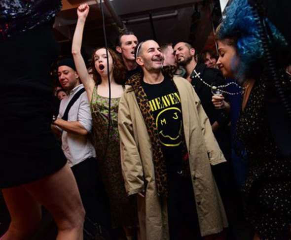 Mark Jacobs bem feliz no lançamento da coleção com a camiseta que está causando alvoroço 020119-processo-nirvana-marc-jacobs6