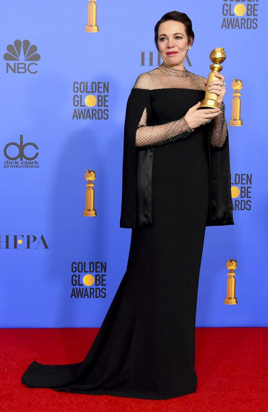 Olivia Colman de Stella McCartney com seu prêmio de Melhor Atriz de Comédia ou Musical 070119-globodeouro-09