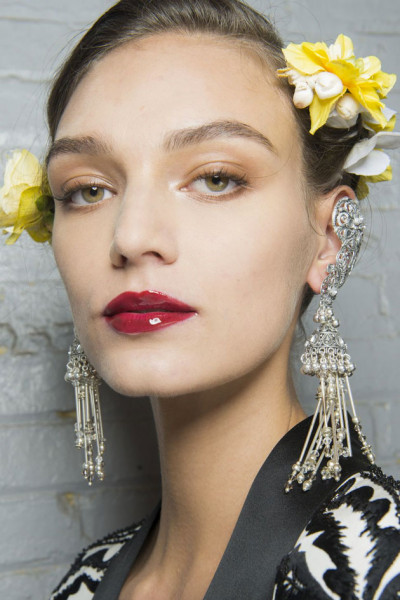 Que tal esse efeito laqueado super glamuroso no tom framboesa? A beauté é do desfile Naheem Khan 090119-A-VOLTA-DO-GLOSS01