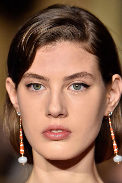 A beleza de Emilio Pucci teve o visual clássico e sem erro: o combo gatinho + gloss transparente 090119-A-VOLTA-DO-GLOSS02