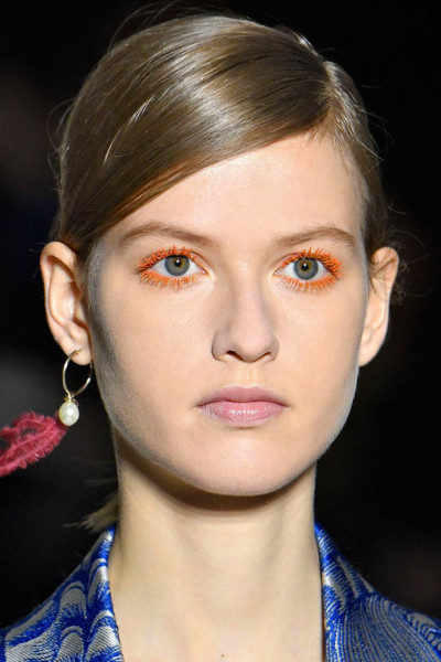 O brilho transparente volta para um look fun com o combo gloss + cílios coloridos no desfile de Dries van Noten 090119-A-VOLTA-DO-GLOSS03