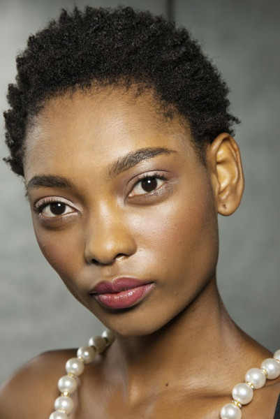 Esse look glossy é perfeito para as negras: aposte em cores como o framboesa, vinho, rosa escuro 090119-A-VOLTA-DO-GLOSS09