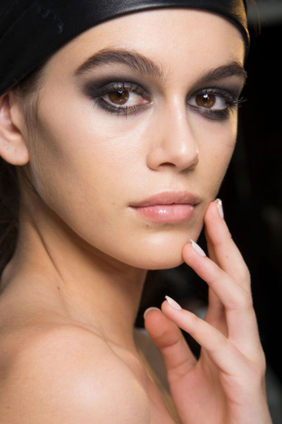 Mais um para a conta dos olhos poderosos: aquele esfumado preto basicão pode ter um toque moderno com o efeito glossy. Na boca, aposte na versão translúcida como esse look Tom Ford 090119-A-VOLTA-DO-GLOSS11