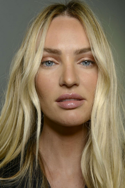 A cara do verão! Por que não apostar em um gloss nude para aqueles eventos de praia? A beleza é Alexander Wang 090119-A-VOLTA-DO-GLOSS17