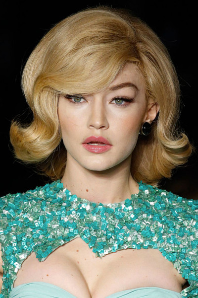 Gloss coral com o look retrô do desfile da Moschino 090119-A-VOLTA-DO-GLOSS19