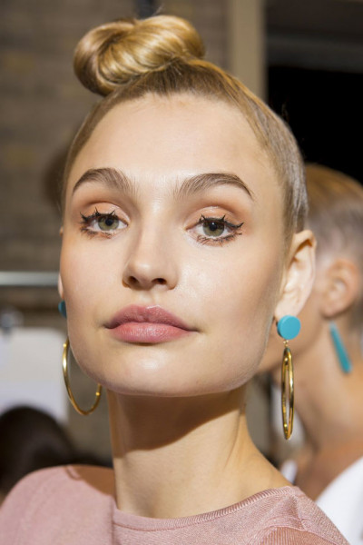 Aqui os cílios bem marcados com brilho suave nas pálpebras e na boca - desfile de Cushnie et Ochs 090119-A-VOLTA-DO-GLOSS20