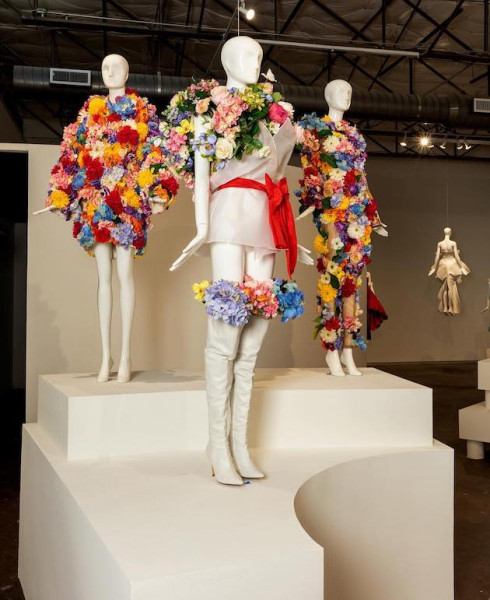 Modelos da coleção de buquês ambulantes, Moschino primavera-verão 2018! 290119-jeremy-expo-2