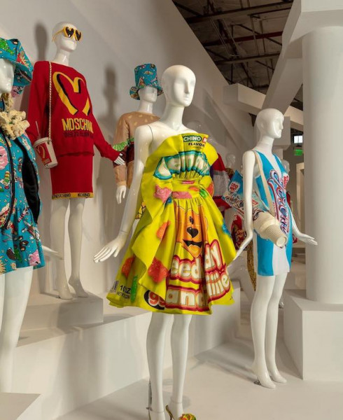 Tanto em sua marca quanto na Moschino, Scott tem forte influência pop 290119-jeremy-expo-3