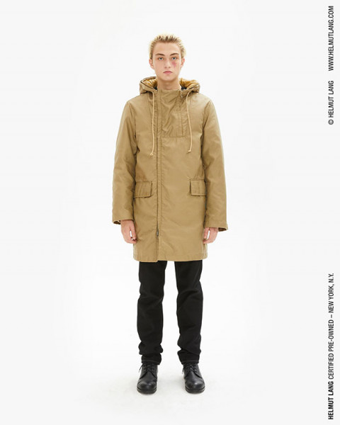 A ideia de comprar peças vintage é uma ótima maneira de praticar o consumo consciente! Essa parka é dos anos 2000! (US$ 1.195, aproximadamente R$ 4.780) 010219-helmut-lang2